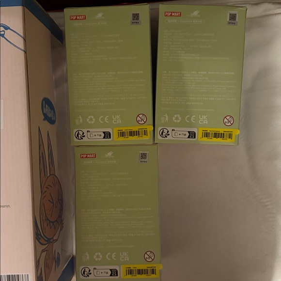 Labubu Time to Chill with 3 exciting macaroons set - Picture 3 of 3